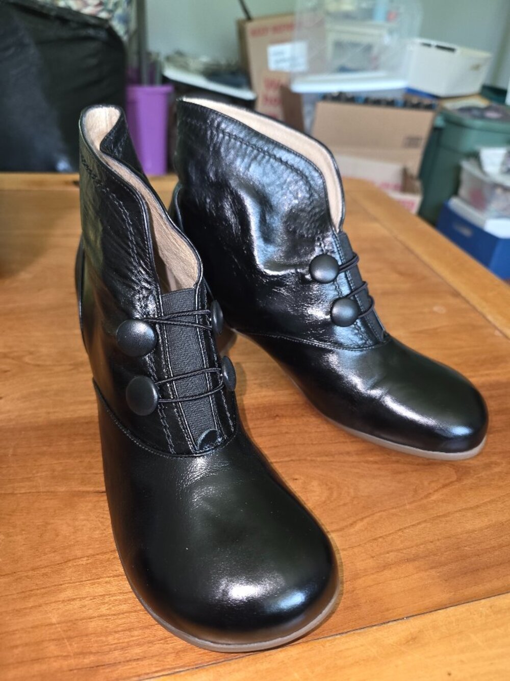 John Fluevog Giulia Ankle Boots black leather Size 8 w/ Original Box